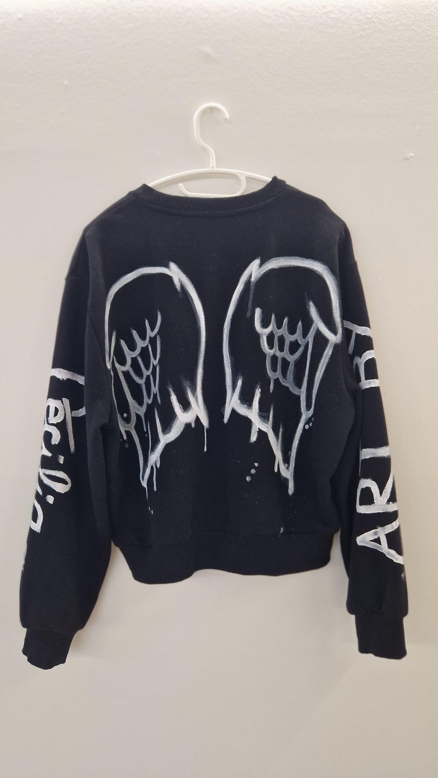 Sweater short cross and wings