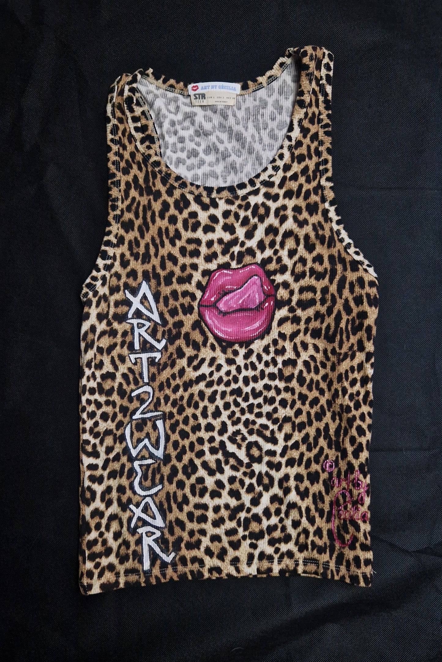 Tank top leaopart lips and tongue
