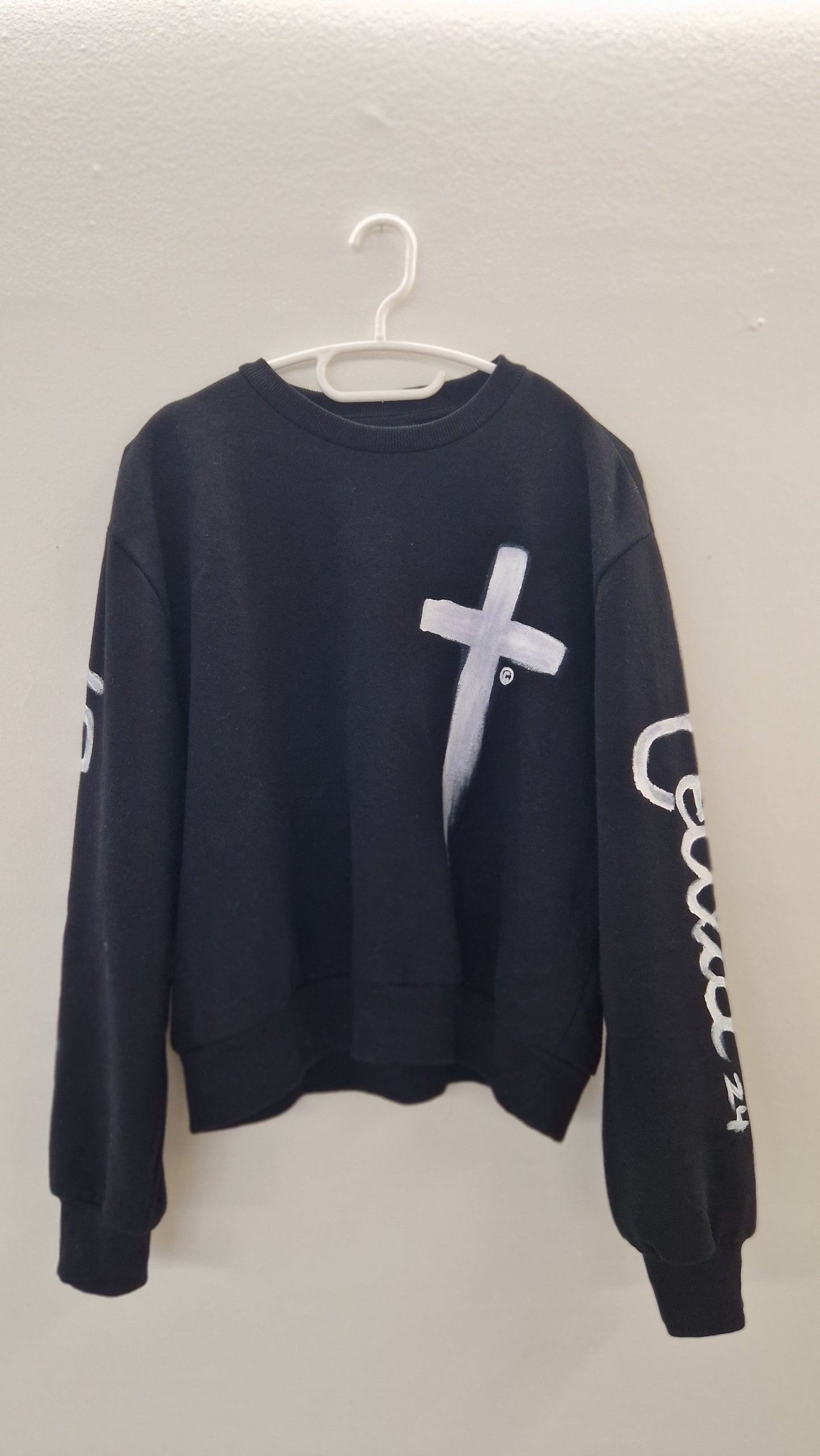 Sweater short cross and wings